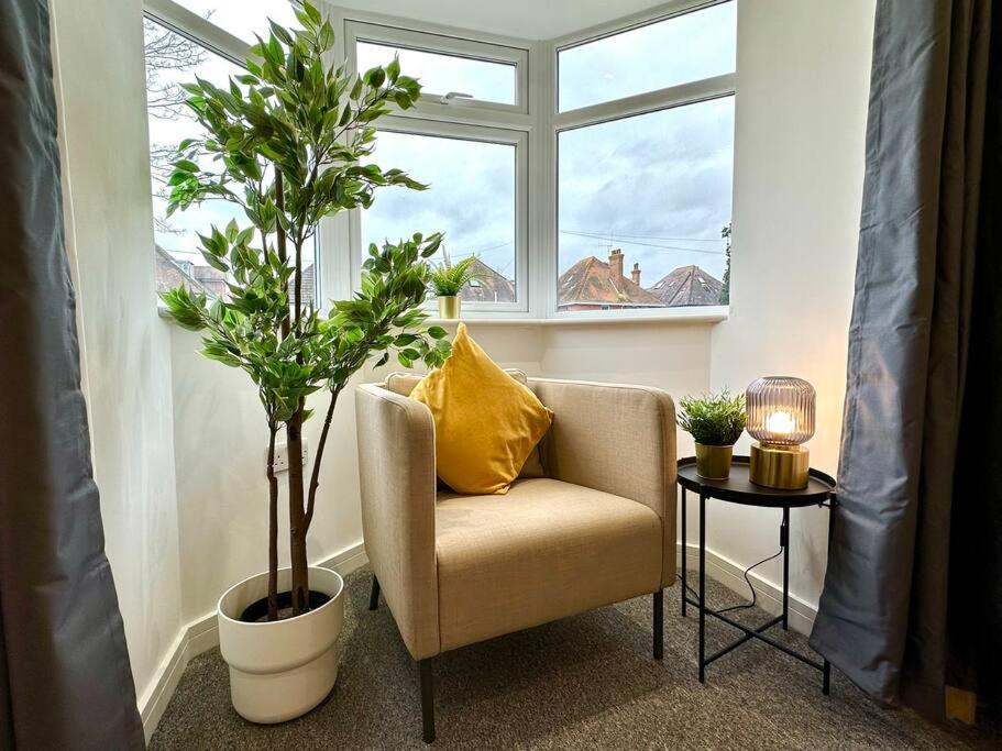 Massive New 8 Bedroom House Sleeps Up To 21 - Accepts Groups - Great Location - Free Parking - Fast Wifi - Smart Tvs - Sleeps Up To 21 People - Close To Bournemouth & Poole Town Centre & Sandbanks Exterior foto