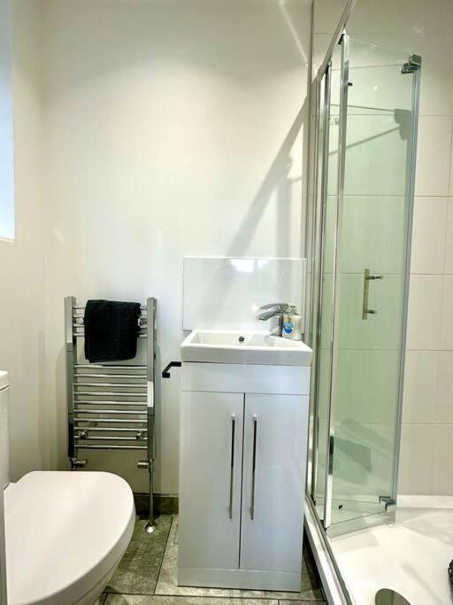 Massive New 8 Bedroom House Sleeps Up To 21 - Accepts Groups - Great Location - Free Parking - Fast Wifi - Smart Tvs - Sleeps Up To 21 People - Close To Bournemouth & Poole Town Centre & Sandbanks Exterior foto
