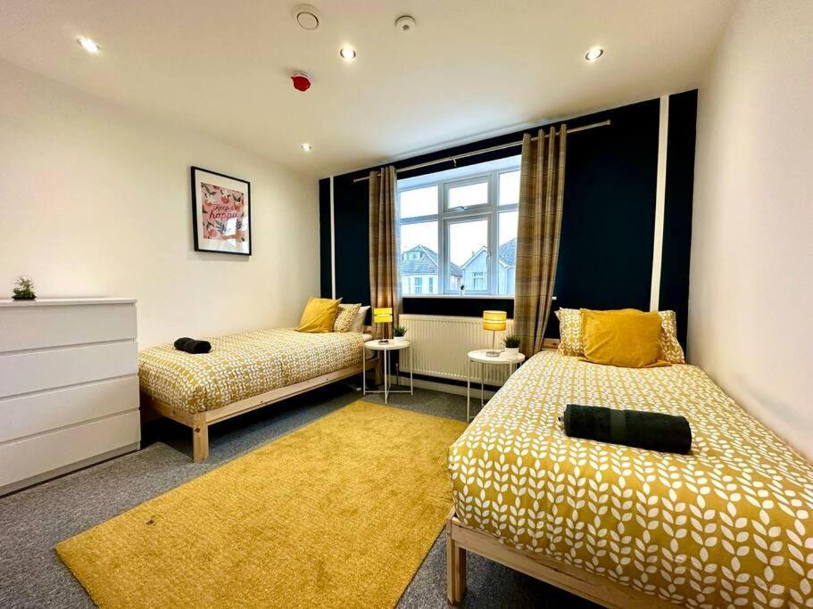 Massive New 8 Bedroom House Sleeps Up To 21 - Accepts Groups - Great Location - Free Parking - Fast Wifi - Smart Tvs - Sleeps Up To 21 People - Close To Bournemouth & Poole Town Centre & Sandbanks Exterior foto