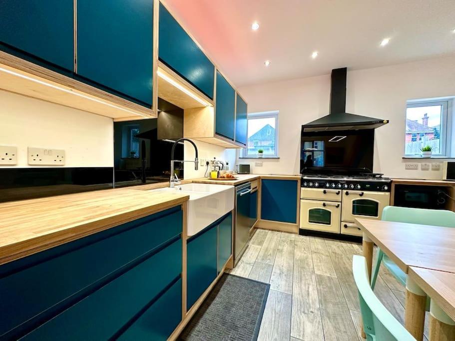 Massive New 8 Bedroom House Sleeps Up To 21 - Accepts Groups - Great Location - Free Parking - Fast Wifi - Smart Tvs - Sleeps Up To 21 People - Close To Bournemouth & Poole Town Centre & Sandbanks Exterior foto