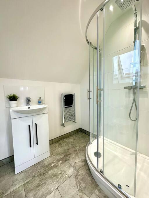 Massive New 8 Bedroom House Sleeps Up To 21 - Accepts Groups - Great Location - Free Parking - Fast Wifi - Smart Tvs - Sleeps Up To 21 People - Close To Bournemouth & Poole Town Centre & Sandbanks Exterior foto