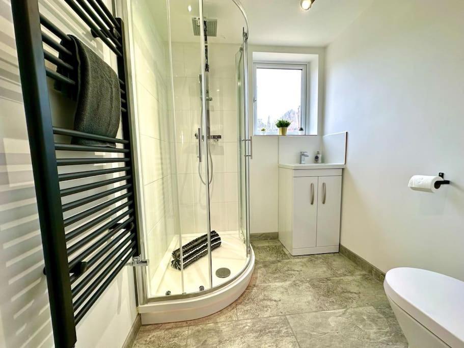 Massive New 8 Bedroom House Sleeps Up To 21 - Accepts Groups - Great Location - Free Parking - Fast Wifi - Smart Tvs - Sleeps Up To 21 People - Close To Bournemouth & Poole Town Centre & Sandbanks Exterior foto