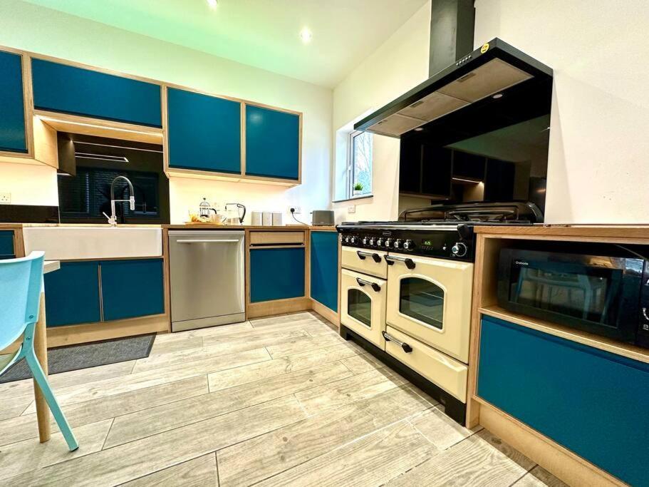 Massive New 8 Bedroom House Sleeps Up To 21 - Accepts Groups - Great Location - Free Parking - Fast Wifi - Smart Tvs - Sleeps Up To 21 People - Close To Bournemouth & Poole Town Centre & Sandbanks Exterior foto