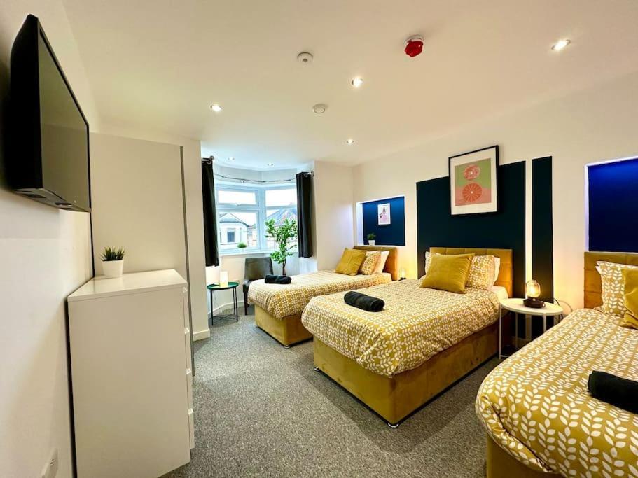 Massive New 8 Bedroom House Sleeps Up To 21 - Accepts Groups - Great Location - Free Parking - Fast Wifi - Smart Tvs - Sleeps Up To 21 People - Close To Bournemouth & Poole Town Centre & Sandbanks Exterior foto