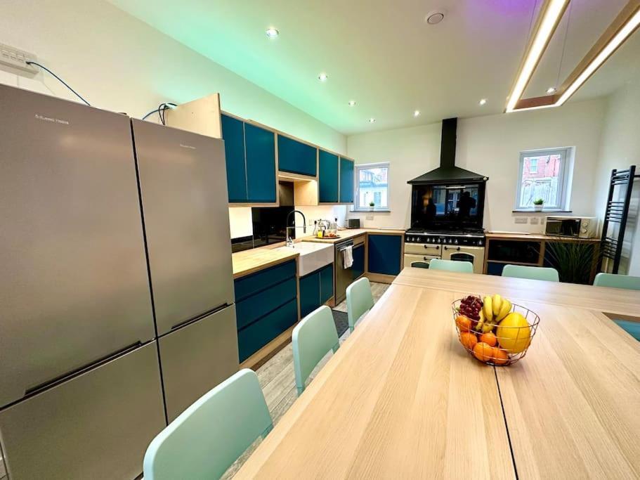 Massive New 8 Bedroom House Sleeps Up To 21 - Accepts Groups - Great Location - Free Parking - Fast Wifi - Smart Tvs - Sleeps Up To 21 People - Close To Bournemouth & Poole Town Centre & Sandbanks Exterior foto
