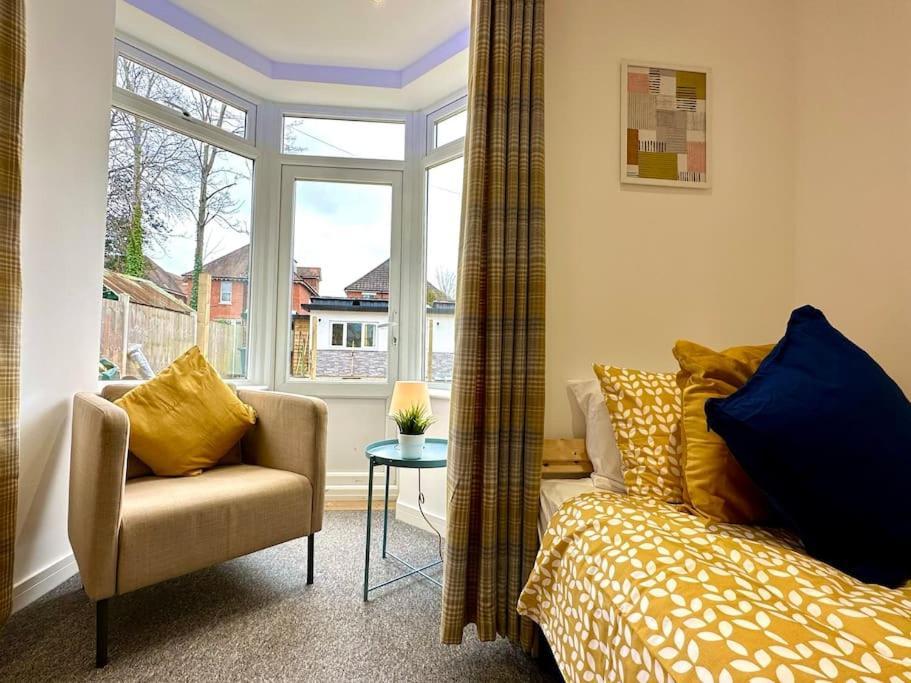 Massive New 8 Bedroom House Sleeps Up To 21 - Accepts Groups - Great Location - Free Parking - Fast Wifi - Smart Tvs - Sleeps Up To 21 People - Close To Bournemouth & Poole Town Centre & Sandbanks Exterior foto