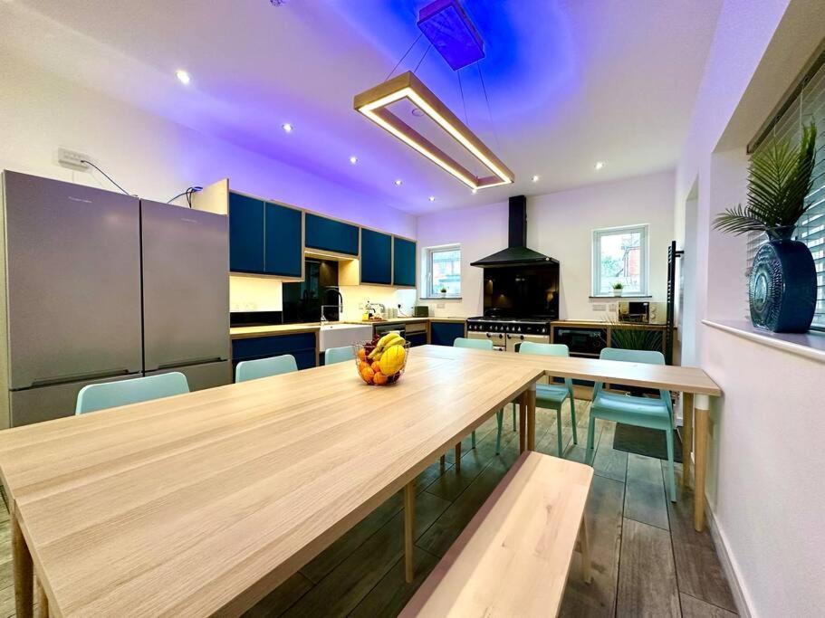 Massive New 8 Bedroom House Sleeps Up To 21 - Accepts Groups - Great Location - Free Parking - Fast Wifi - Smart Tvs - Sleeps Up To 21 People - Close To Bournemouth & Poole Town Centre & Sandbanks Exterior foto