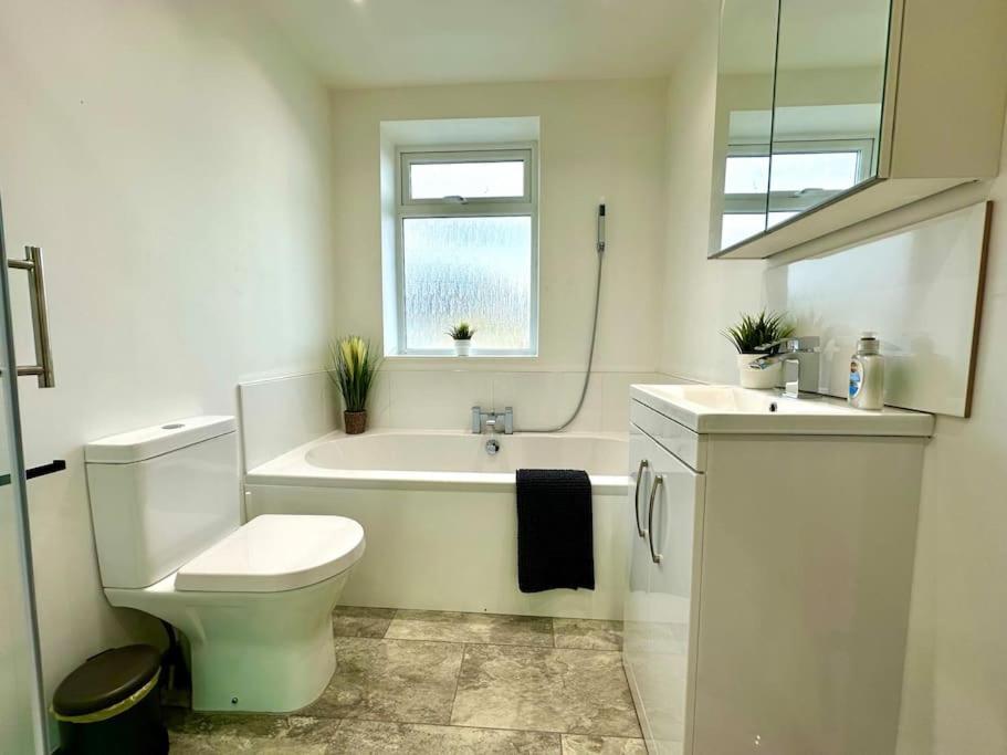 Massive New 8 Bedroom House Sleeps Up To 21 - Accepts Groups - Great Location - Free Parking - Fast Wifi - Smart Tvs - Sleeps Up To 21 People - Close To Bournemouth & Poole Town Centre & Sandbanks Exterior foto