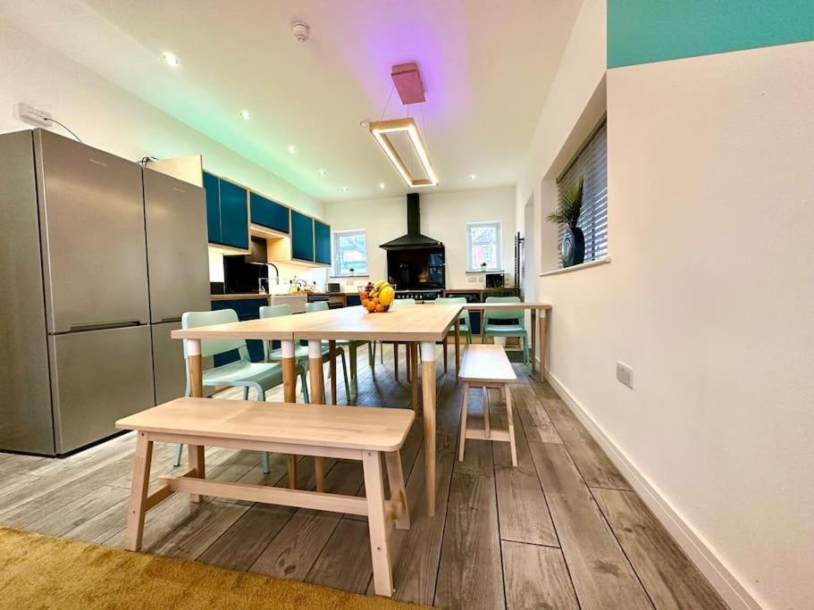 Massive New 8 Bedroom House Sleeps Up To 21 - Accepts Groups - Great Location - Free Parking - Fast Wifi - Smart Tvs - Sleeps Up To 21 People - Close To Bournemouth & Poole Town Centre & Sandbanks Exterior foto